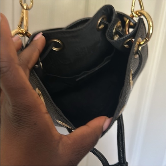 ANNA PAOLA Top Handle Crossbody Drawstring Leather Bucket Bag With Gold Chain - Picture 3 of 5